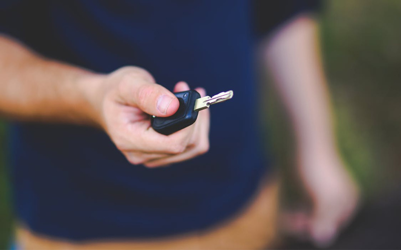 can-t-find-your-car-in-a-parking-lot-hold-the-keys-against-your-head