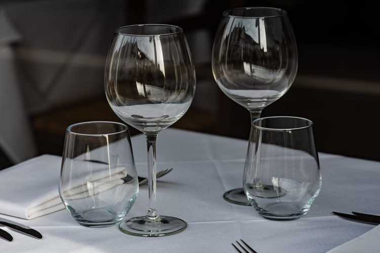 How to Clean Cloudy Glasses Easily DailyThings.me