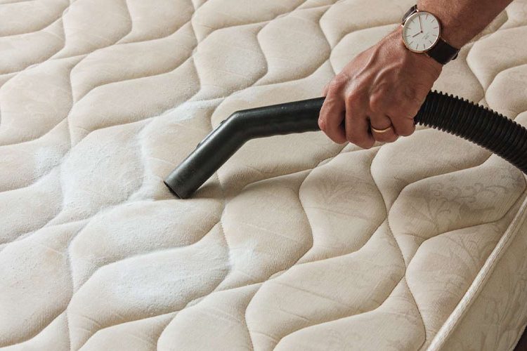 Spread Baking Soda on Your Mattress and Watch What Happens! DailyThings.me